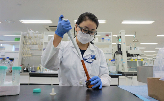 종근당 효종연구소 연구원이 개량신약 개발을 위해  성분분석 연구를 진행하고 있다. 종근당 제공